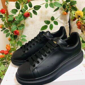 Men’s Alexander McQueen black sneaker size EU41🍒